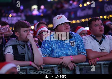 Englische Fans auf DEM BOXPARK Wembley in London sehen eine Vorführung des Viertelfinalspiels der FIFA-Weltmeisterschaft zwischen England und Frankreich. Foto: Samstag, 10. Dezember 2022. Kredit: Isabel Infantes/Alamy Live News Stockfoto