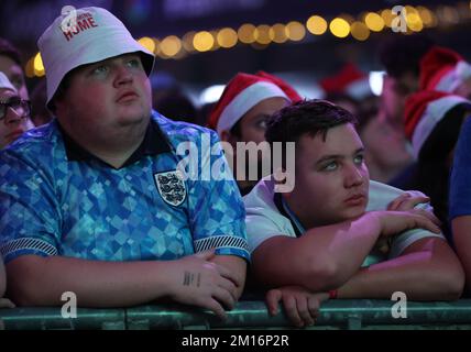 Englische Fans auf DEM BOXPARK Wembley in London sehen eine Vorführung des Viertelfinalspiels der FIFA-Weltmeisterschaft zwischen England und Frankreich. Foto: Samstag, 10. Dezember 2022. Kredit: Isabel Infantes/Alamy Live News Stockfoto