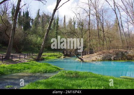 Scafa - Abruzzen - das schwefelhaltige Wasser des Lavino-Flusses Stockfoto