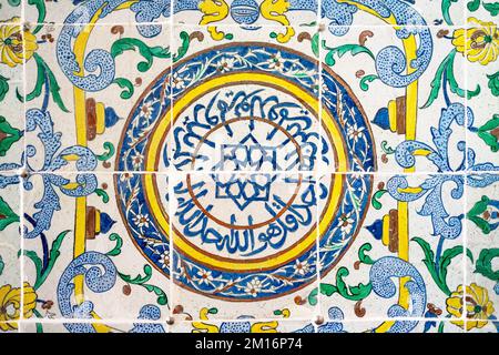 Iznik-Fliesen mit arabischer Kalligraphie im Topkapi-Palast, Istanbul, Türkei. Stockfoto
