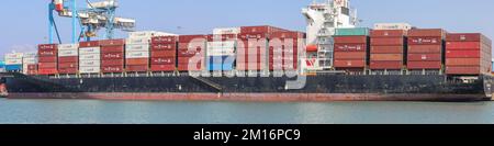 Haifa, Israel - 11. Oktober 2021: MSC Mega Containerschiff legte im Schiffshafen Haifa an. Panoramabild. Stockfoto