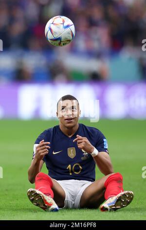 Al-Khor, Katar. 10.. Dezember 2022. Kylian Mbappe von Frankreich reagiert während des Viertelfinales zwischen England und Frankreich auf der FIFA-Weltmeisterschaft 2022 im Al Bayt Stadium in Al Khor, Katar, 10. Dezember 2022. Kredit: Li Ming/Xinhua/Alamy Live News Stockfoto