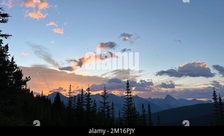 Der Great Divide Trail, Kanada, bietet einen malerischen Sonnenuntergang über den Hügeln und Bäumen Stockfoto