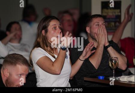 Englische Fans in der 76 Lounge im Lamex Stadium, Stevenage, sehen sich eine Vorführung des Viertelfinalspiels der FIFA-Weltmeisterschaft zwischen England und Frankreich an. Foto: Samstag, 10. Dezember 2022. Stockfoto