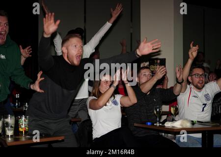 Xxxx Fans in der 76 Lounge im Lamex Stadium, Stevenage, sehen eine Vorführung des Viertelfinalspiels der FIFA-Weltmeisterschaft zwischen England und Frankreich. Foto: Samstag, 10. Dezember 2022. Stockfoto