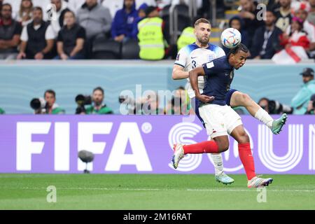 Al-Khor, Katar. 10.. Dezember 2022. Jules Kounde (R) aus Frankreich spielt mit Luke Shaw aus England während des Viertelfinales bei der FIFA-Weltmeisterschaft 2022 im Al Bayt Stadium in Al Khor, Katar, 10. Dezember 2022. Kredit: Han Yan/Xinhua/Alamy Live News Stockfoto