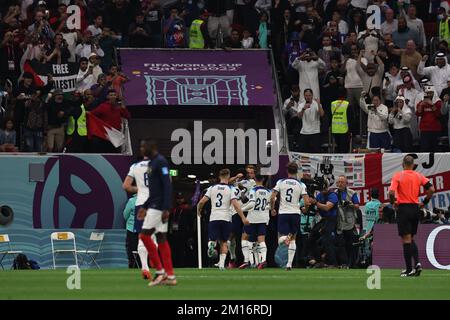 Die englische Mannschaft feiert, nachdem Harry Kane im Al Bayt Stadium am 9. Dezember 2022 im Al Khor, Katar, während der FIFA Qatar 2022. Viertelfinalrunde der FIFA-Weltmeisterschaft zwischen England und Frankreich ein Tor gegen Frankreich geschossen hat. (Alejandro PAGNI/PHOTOXPHOTO) Kredit: Alejandro Pagni/Alamy Live News Stockfoto