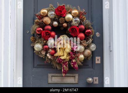 Windsor, Berkshire, Großbritannien. 8.. Dezember 2022. Festliche Kränze an der Eingangstür in Windsor, Berkshire. Kredit: Maureen McLean/Alamy Stockfoto