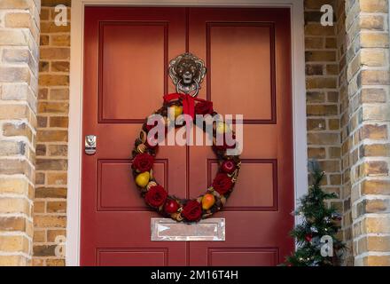 Windsor, Berkshire, Großbritannien. 8.. Dezember 2022. Festliche Kränze an der Eingangstür in Windsor, Berkshire. Kredit: Maureen McLean/Alamy Stockfoto