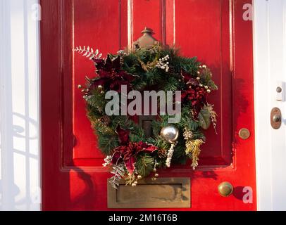 Windsor, Berkshire, Großbritannien. 8.. Dezember 2022. Festliche Kränze an der Eingangstür in Windsor, Berkshire. Kredit: Maureen McLean/Alamy Stockfoto