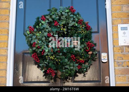 Windsor, Berkshire, Großbritannien. 8.. Dezember 2022. Festliche Kränze an der Eingangstür in Windsor, Berkshire. Kredit: Maureen McLean/Alamy Stockfoto