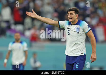 Al-Khor, Katar. 10.. Dezember 2022. 10.. Dezember 2022: Al-Bayt Stadium, Al Khor, Katar: FIFA Fußball-Weltmeisterschaft, Viertelfinale, England gegen Frankreich: Harry Maguire of England appelliert an die Offiziellen Kredit: Action Plus Sports Images/Alamy Live News Stockfoto