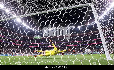 Al-Khor, Katar. 10.. Dezember 2022. Aurelien Tchouameni of France trifft während des Viertelfinales zwischen England und Frankreich bei der FIFA-Weltmeisterschaft 2022 im Al Bayt Stadium in Al Khor, Katar, 10. Dezember 2022. Kredit: Li Ming/Xinhua/Alamy Live News Stockfoto