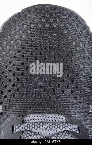 Mesh-Material für Sportschuhe in grauer Farbe. Schuhe aus Mesh-Material mit Textilstruktur für einen aktiven Lifestyle, Laufen und Sport. Modern Stockfoto
