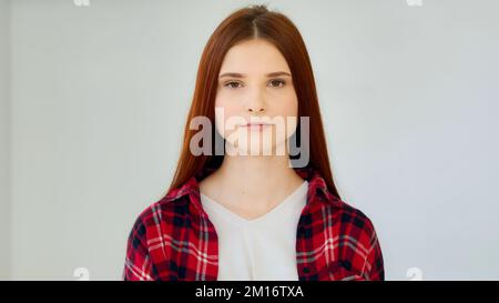 Überrascht Ingwer Mädchen Student Teenager fühlen sich gut Schock Bewunderung weibliches Gesicht aufgeregt Gewinner sagt wow positive Reaktion hält Kopf an Händen erfolgreich Stockfoto