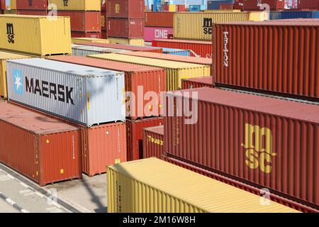 Haifa, Israel - 25. Mai 2022: Viele Frachtcontainer in einem Containerterminal. Stockfoto