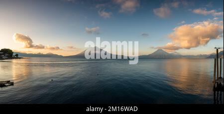 Panoramablick auf den See Atitlan bei Sonnenaufgang Stockfoto