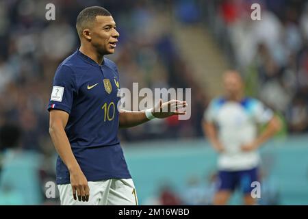 Al-Khor, Katar. 10.. Dezember 2022. 10.. Dezember 2022: Al-Bayt Stadion, Al Khor, Katar: FIFA Fußball-Weltmeisterschaft, Viertelfinale, England gegen Frankreich: Kylian Mbappé von Frankreich, wie er kämpft, um eine Wirkung zu erzielen Kredit: Action Plus Sports Images/Alamy Live News Stockfoto