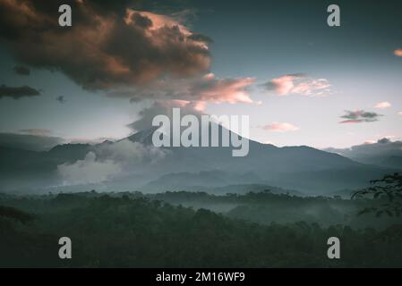 Vulkane Santiaguito und Santa maria aus dem Dschungel Stockfoto