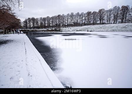 Verschneiter, winterlicher Tag am Teich in Inverleith Park, Edinburgh, Schottland, Großbritannien. Stockfoto