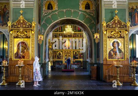 Im Inneren der Verkündigungskathedrale, Kasan, Tatarstan, Russland. Luxuriös verzierte Inneneinrichtung der russisch-orthodoxen Kirche, ein altes Wahrzeichen Stockfoto