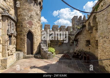 Im Schloss Lichtenstein, Deutschland, Europa. Dieses Schloss ist ein Wahrzeichen von Schwarzwald. Alte Festungsmauer, Turm und alte kleine Kanonen im Schlosshof Stockfoto