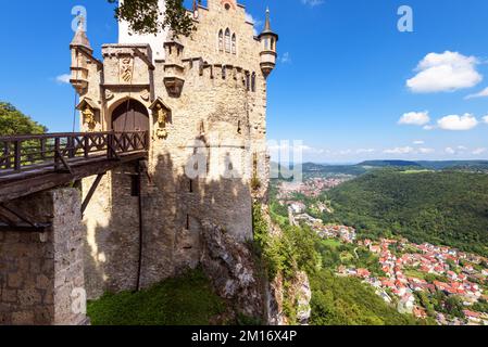 Schloss Lichtenstein auf dem Berggipfel, Deutschland, Europa. Es ist ein Wahrzeichen von Schwarzwald. Panoramablick auf das deutsche Schloss, die Brücke und die Stadt in den Schwäbischen Alpen. Anzeigen Stockfoto