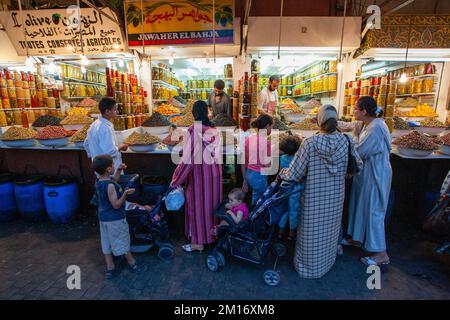 Kaufen Sie Oliven im Herzen der Altstadt von Marrakesch ein Stockfoto