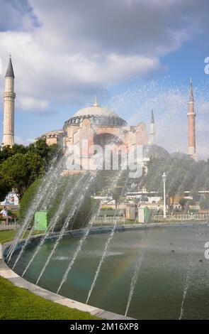 Ein wunderschöner Blick auf die Hagia Sophia Moschee von einem Park mit Brunnen in Istanbul, Türkei Stockfoto