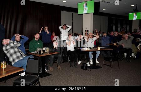 Englische Fans reagieren, nachdem Harry Kane bei einer Vorführung des Viertelfinalspiels der FIFA-Weltmeisterschaft zwischen England und Frankreich in der 76 Lounge im Lamex Stadium, Stevenage, einen Elfmeter verpasst hat. Foto: Samstag, 10. Dezember 2022. Stockfoto