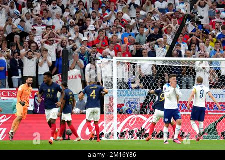 Der französische Torhüter Hugo Lloris feiert (links), nachdem Harry Kane aus England (rechts) beim Viertelfinalspiel der FIFA-Weltmeisterschaft im Al Bayt Stadium in Al Khor, Katar, mit seinem Elfmeterschuss versagt hat. Foto: Samstag, 10. Dezember 2022. Stockfoto