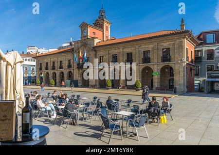 Aviles, Asturias, Spanien, 14. April 2021. Platz und Rathaus der Stadt Aviles, in Asturien. Stockfoto