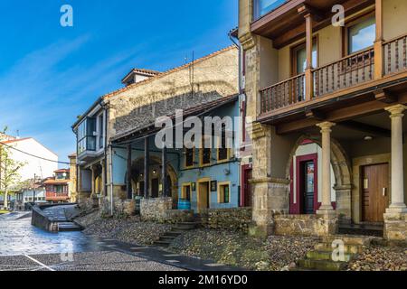 Aviles, Asturias, Spanien, 14. April 2021. Beliebte Galiana-Straße in der Stadt Aviles, in Asturien. Stockfoto