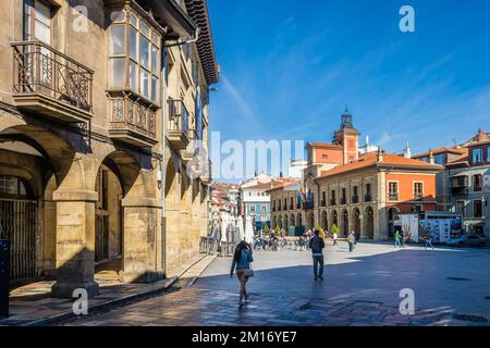 Aviles, Asturias, Spanien, 14. April 2021. Platz und Rathaus der Stadt Aviles, in Asturien. Stockfoto