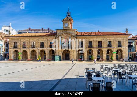 Aviles, Asturias, Spanien, 14. April 2021. Platz und Rathaus der Stadt Aviles, in Asturien. Stockfoto