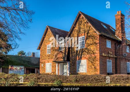 Das Black Horse Inn in Castle Rising, Norfolk, ist geschlossen und geschlossen. Stockfoto