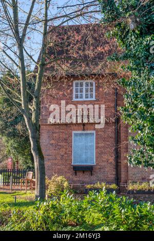 Das Black Horse Inn in Castle Rising, Norfolk, ist geschlossen und geschlossen. Stockfoto