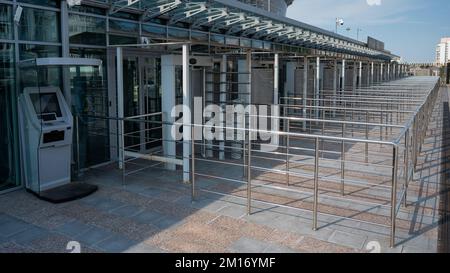 Drehkreuze vor dem Eingang zum Stadion. Stockfoto