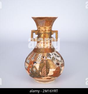 Feine Antike Japanische Miniatur-Töpfervase Aus Satsuma. Nicht Markiert. Stockfoto