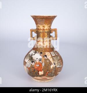 Feine Antike Japanische Miniatur-Töpfervase Aus Satsuma. Nicht Markiert. Stockfoto