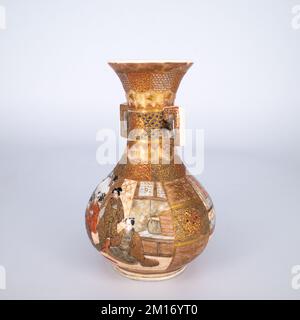 Feine Antike Japanische Miniatur-Töpfervase Aus Satsuma. Nicht Markiert. Stockfoto