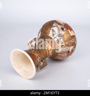 Feine Antike Japanische Miniatur-Töpfervase Aus Satsuma. Nicht Markiert. Stockfoto