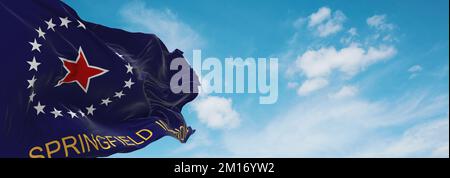 Offizielle Flagge von Springfield, Illinois, ungebundene US-Bundesstaaten mit wolkenlosem Hintergrund bei Sonnenuntergang, Panoramablick. USA-Reise und Patriot-Konzept. Co Stockfoto