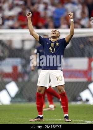 AL KHOR - Kylian Mbappe von Frankreich feiert am 10. Dezember 2022 im Al Bayt Stadium in Al Khor, Katar, den Sieg beim FIFA-Weltmeisterschafts-2022-Viertelfinale zwischen England und Frankreich. AP | niederländische Höhe | MAURICE OF STONE Credit: ANP/Alamy Live News Stockfoto