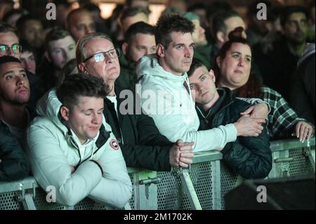 The Mill, Digbeth, Birmingham, 10. Dezember 2022 – England-Fans reagieren im 4TheFans Fan Park in Birmingham, nachdem England bei der FIFA Fussball-Weltmeisterschaft 2022 gegen Frankreich verlor. Quelle: Stop Press Media/Alamy Live News Stockfoto