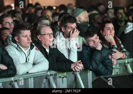 The Mill, Digbeth, Birmingham, 10. Dezember 2022 – England-Fans reagieren im 4TheFans Fan Park in Birmingham, nachdem England bei der FIFA Fussball-Weltmeisterschaft 2022 gegen Frankreich verlor. Quelle: Stop Press Media/Alamy Live News Stockfoto