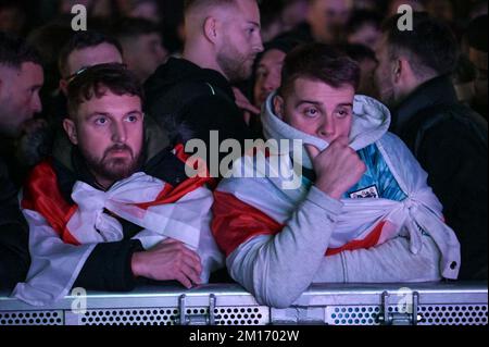 The Mill, Digbeth, Birmingham, 10. Dezember 2022 – England-Fans reagieren im 4TheFans Fan Park in Birmingham, nachdem England bei der FIFA Fussball-Weltmeisterschaft 2022 gegen Frankreich verlor. Quelle: Stop Press Media/Alamy Live News Stockfoto