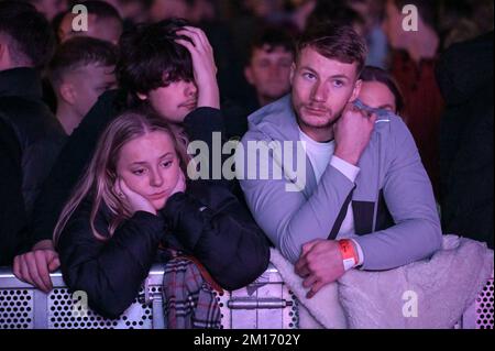 The Mill, Digbeth, Birmingham, 10. Dezember 2022 – England-Fans reagieren im 4TheFans Fan Park in Birmingham, nachdem England bei der FIFA Fussball-Weltmeisterschaft 2022 gegen Frankreich verlor. Quelle: Stop Press Media/Alamy Live News Stockfoto