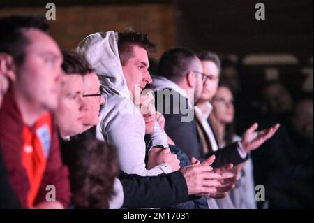 The Mill, Digbeth, Birmingham, 10. Dezember 2022 – England-Fans reagieren im 4TheFans Fan Park in Birmingham, nachdem England bei der FIFA Fussball-Weltmeisterschaft 2022 gegen Frankreich verlor. Quelle: Stop Press Media/Alamy Live News Stockfoto