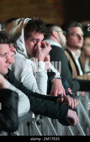 The Mill, Digbeth, Birmingham, 10. Dezember 2022 – England-Fans reagieren im 4TheFans Fan Park in Birmingham, nachdem England bei der FIFA Fussball-Weltmeisterschaft 2022 gegen Frankreich verlor. Quelle: Stop Press Media/Alamy Live News Stockfoto